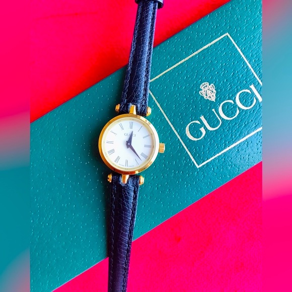 Ladies GUCCI watch VERY CUTEβ€οΈππ - Picture 5 of 12
